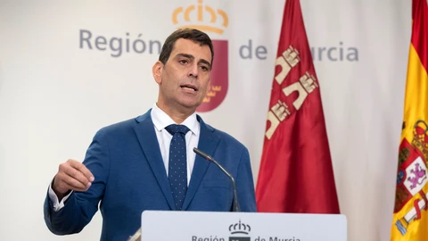El consejero de Fomento, José Ramón Díez de Revenga, durante la rueda de prensa que ha ofrecido este jueves para informar sobre las decisiones tomadas en la reunión de Consejo de Gobierno, en el Palacio de San Esteban, sede del Ejecutivo. EFE/Marcial Guillén