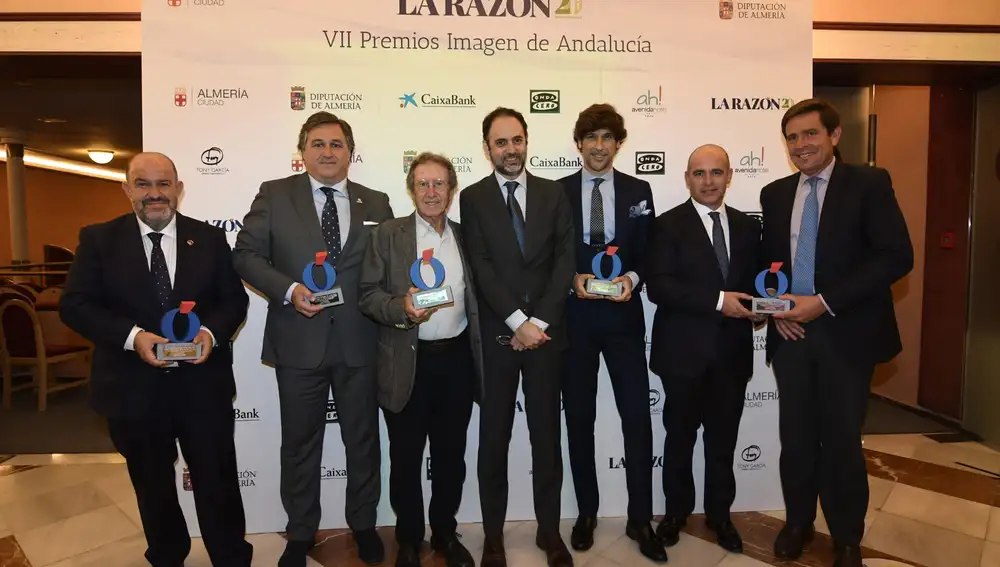 Los premiados posan con los galardones junto al delegado de La Razón en Andalucía, Pepe Lugo