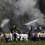 Equipos de rescate buscan supervivientes entre los restos del Boeing 737 que se estrelló el 18 de mayo de 2018 en el aeropuerto de La Habana
