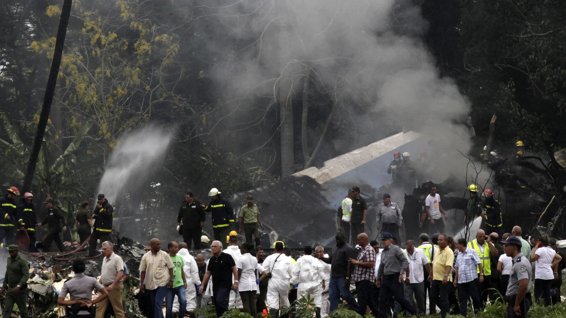 Equipos de rescate buscan supervivientes entre los restos del Boeing 737 que se estrelló el 18 de mayo de 2018 en el aeropuerto de La Habana