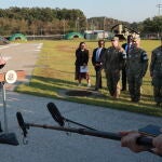 La vicepresidenta de Estados Unidos, Kamala Harris (I), habla con los medios de comunicación al término de su visita a la Zona Desmilitarizada que separa las dos Coreas, en Corea del Sur, el 29 de septiembre de 2022. (Corea del Sur, Estados Unidos)