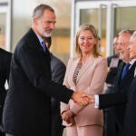 El Rey Felipe VI saluda al presidente de la Fundación La Caixa, Isidro Fainé a su llegada al XXI Congreso de directivos CEDE