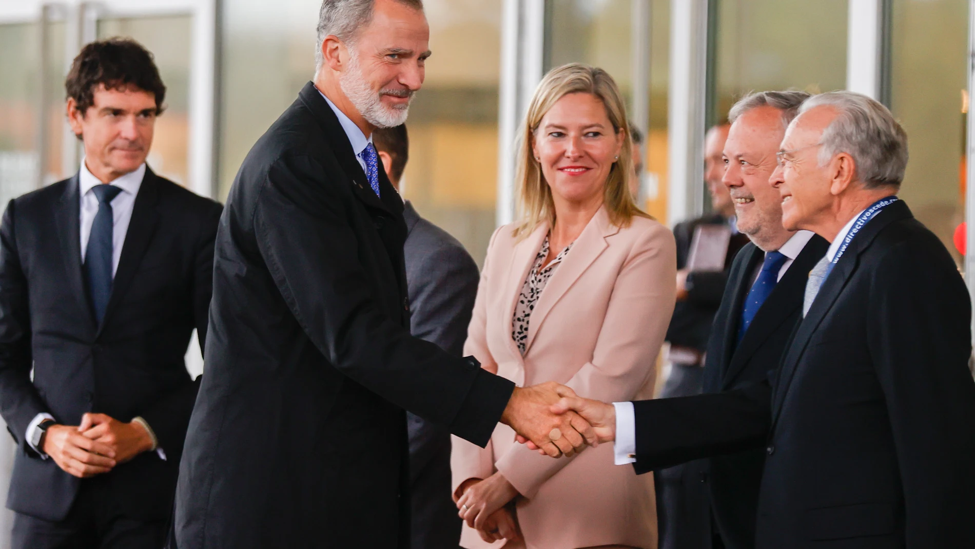 El Rey Felipe VI saluda al presidente de la Fundación La Caixa, Isidro Fainé a su llegada al XXI Congreso de directivos CEDE