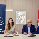 La responsable de Comunicación y Responsabilidad Corporativa de Helvetia Seguros, Carmen Caballero, y el directivo del C.A. Osasuna, Fidel Medrano