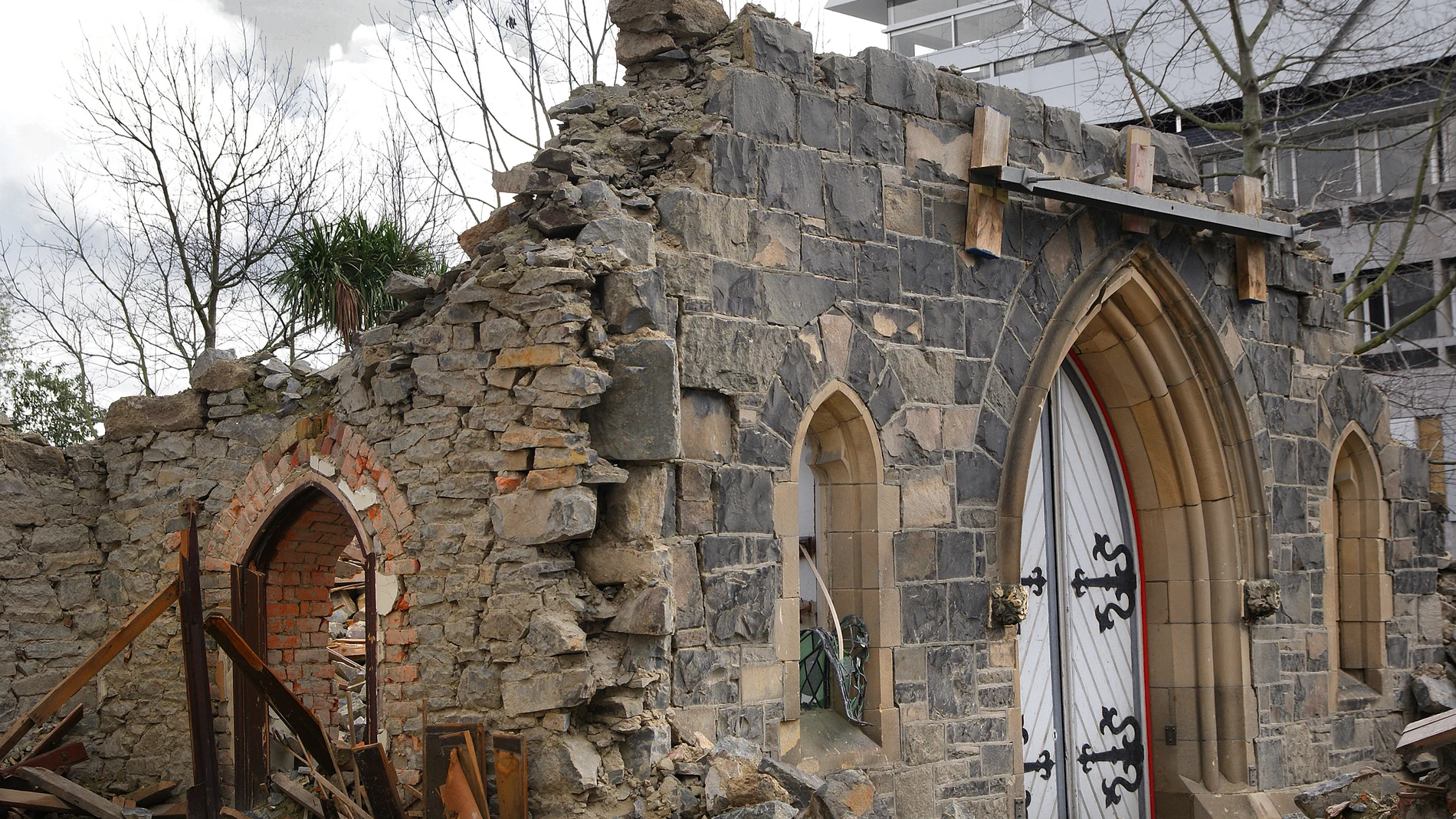 Una iglesia parcialmente derruida