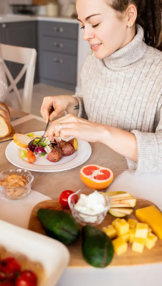 Mujer desayunando durante su ayuno intermitente