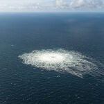 COPENHAGUE, 28 de septiembre de 2022 -- Una foto aérea publicada por el Ministerio de Defensa danés el 27 de septiembre de 2022 muestra el lugar de la fuga del gasoducto Nord Stream. Las estaciones de medición en Suecia registraron fuertes explosiones submarinas en la misma zona del mar que las fugas de gas que se produjeron en los gasoductos Nord Stream 1 y 2 el lunes.