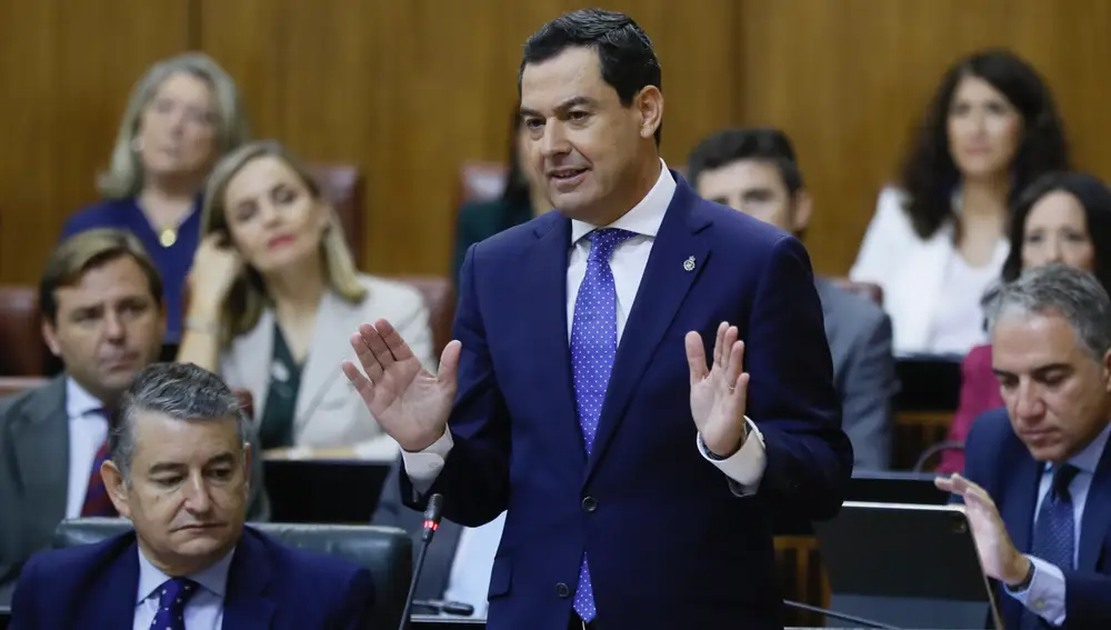 El presidente del Ejecutivo andaluz, Juanma Moreno, durante su intervención en la sesión de control en el Parlamento de Andalucía, este jueves en Sevilla