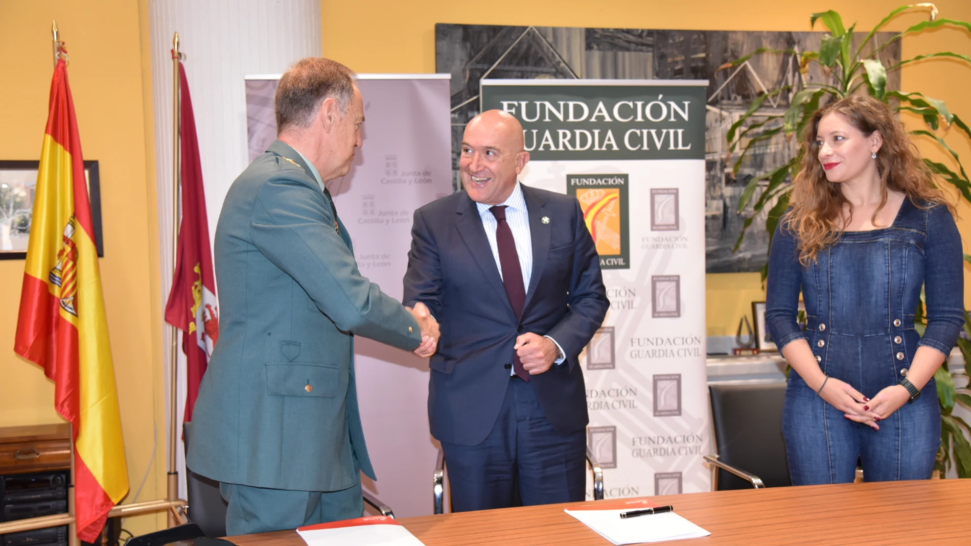 Firma del convenio entre la Junta y La Guardia Civil de León
