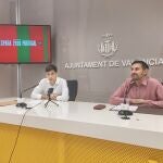 El vicealcalde de València, Sergi Campillo (d), y el edil de Hacienda, Borja Sanjuán (i), en la rueda de prensa posterior a la Junta de Gobierno Local.