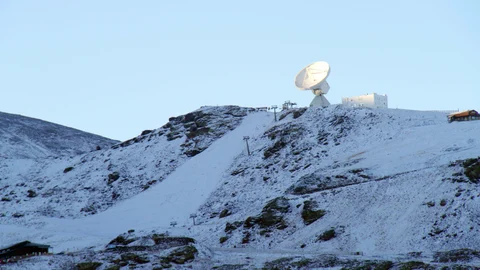 La estación andaluza de Sierra Nevada ha recibido las primeras precipitaciones en forma de nieve, una mínima capa para activar el "modo invierno" que no afecta a los trabajos de preparación para la temporada de esquí.