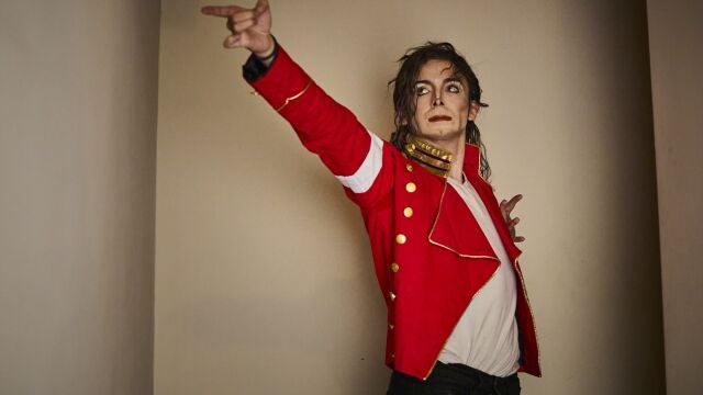Entrevista con Alex Blanco, imitador del mítico cantante Michael Jackson en “Forever, The Best Show The King of the Pop” el único espectáculo avalado por la familia del artista, en el teatro La Latina de Madrid.