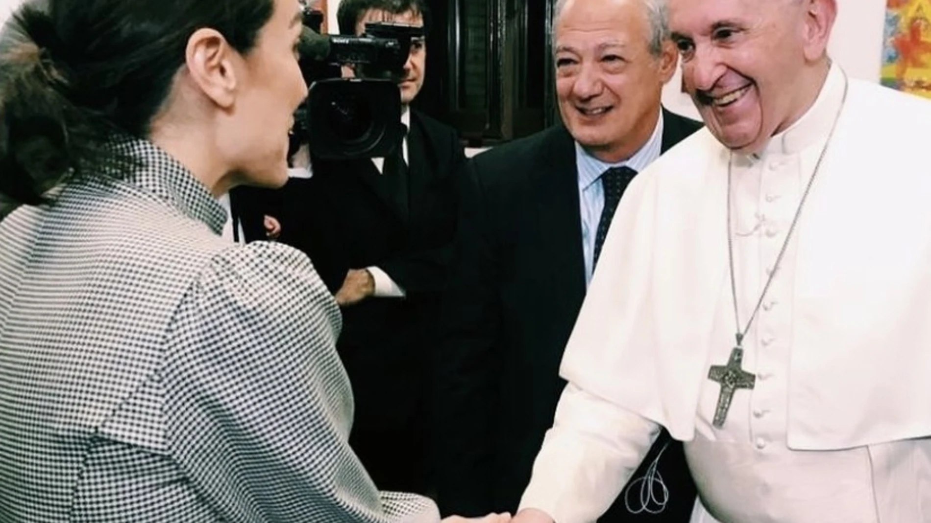 Tamara Falcó con el papa Francisco en el Vaticano.