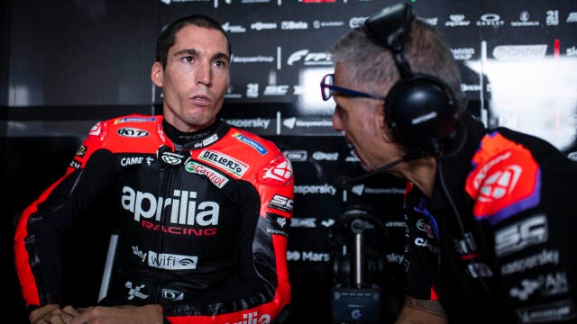 Aleix Espargaró, en su box junto a Antonio Jiménez, su jefe técnico