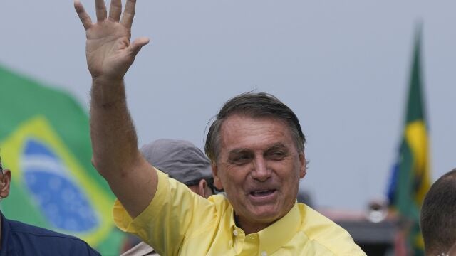 El presidente brasileño, Jair Bolsonaro, saluda a sus simpatizantes al llegar a un mitin de motociclistas en Pocos de Caldas