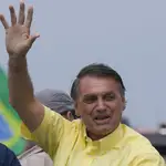 El presidente brasileño, Jair Bolsonaro, saluda a sus simpatizantes al llegar a un mitin de motociclistas en Pocos de Caldas