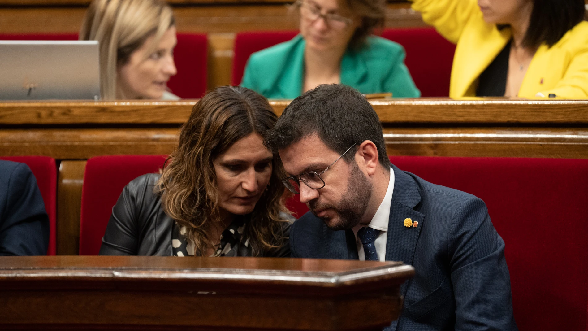 El president de la Generalitat, Pere Aragonès, y la consellera de Presidencia de la Generalitat, Laura Vilagrà, durante la segunda sesión del Debate de Política General, en el Parlament, a 30 de septiembre de 2022, en Barcelona, Cataluña, (España).