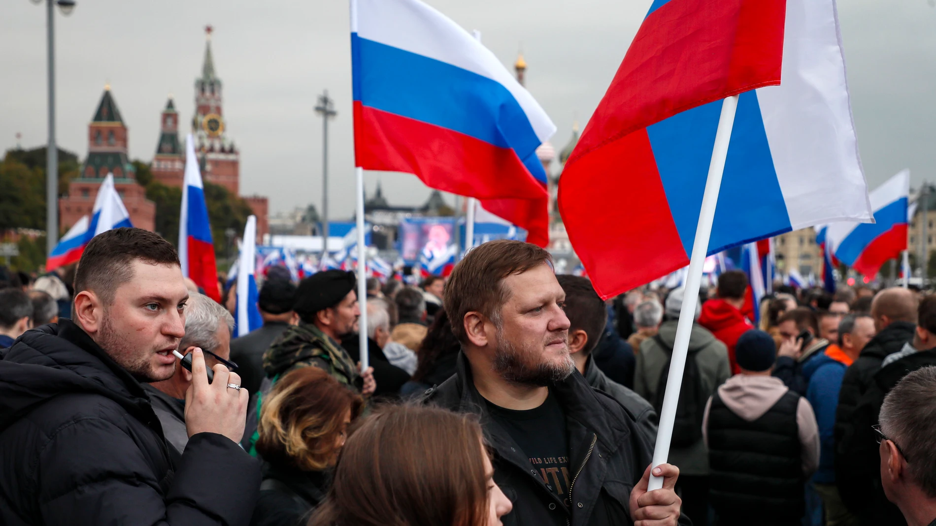 Decenas de miles de rusos celebran en la plaza Roja de Moscú la anexión ilegal anunciada por Putin de cuatro territorios ucranianos ocupados