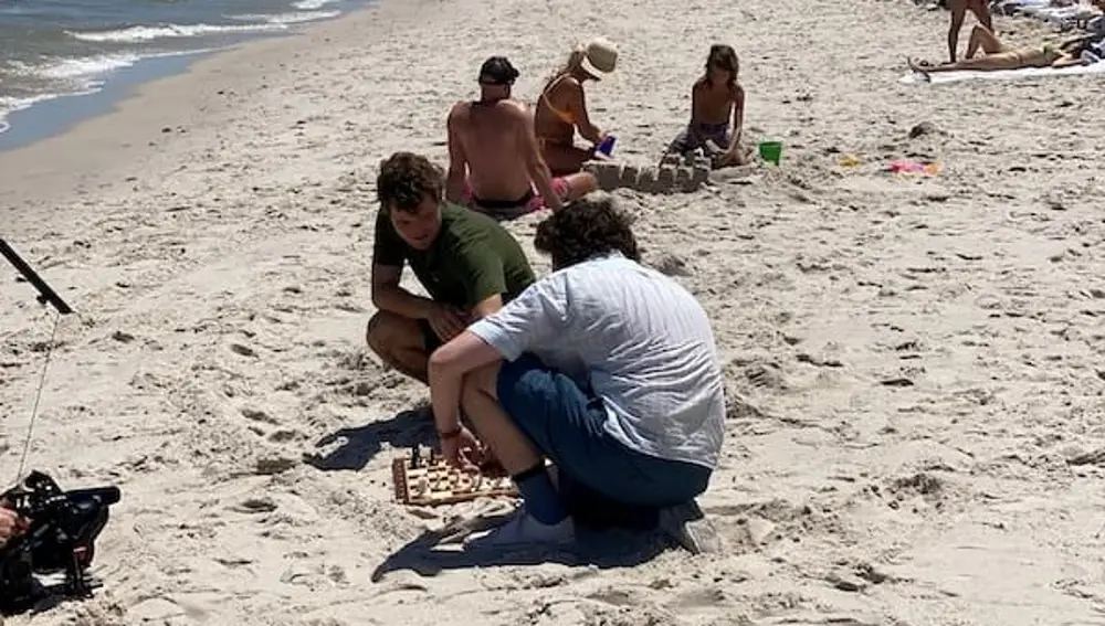 Carlsen y Niemann juegan al ajedrez en agosto en la playa de Miami