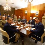 El consejero de la Presidencia, Antonio Sanz (i), junto al alcalde de Córdoba, José María Bellido (d), el consejero de Universidad, José Carlos Gómez Villamandos (2d), el subdirector general de contratación del ministerio de Defensa el general, José Luis Sánchez (3d), y el director general de Infraestructuras del ministerio de Defensa, Luis Cebrián (2i). Efe/Salas