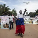 Jóvenes contrarios al gobierno de Damiba toman las calles de la Uagadugú para exigir la salida de Francia y la entrada de Rusia en su lugar.