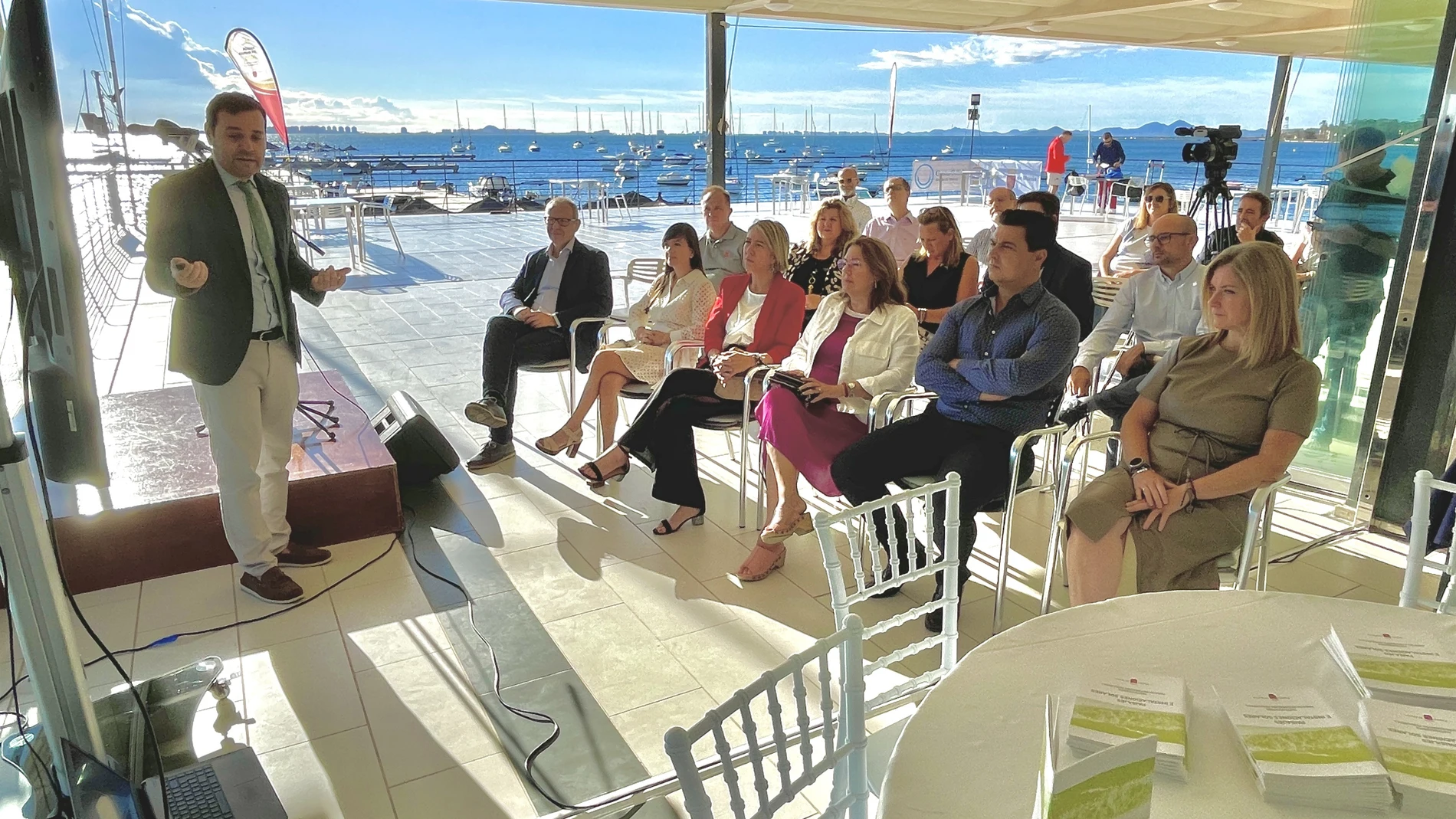 El director general de Territorio y Arquitectura, Jaime Pérez Zulueta, presenta en San Javier la `Estrategia de Paisaje del Mar Menor' a los representantes de las administraciones municipales, regionales y estatales