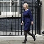 La primera ministra británica, Liz Truss, en una imagen de archivo saliendo de Downing Street para asistir al Parlamento en Londres