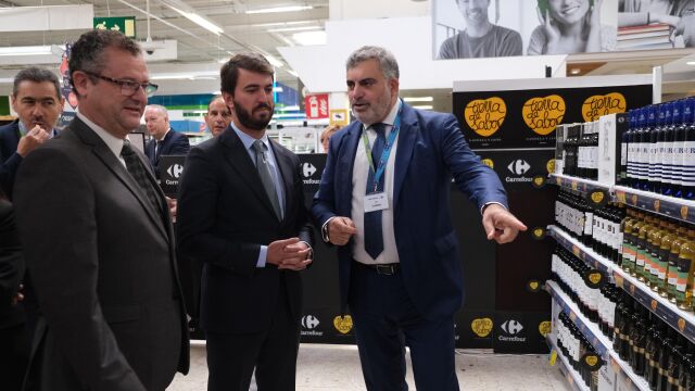 García-Gallardo y Gerardo Dueñas visitan la promoción de productos de Tierra de Sabor en el Centro Comercial de Carrefour de Las Rozas, en Madrid, junto a Gabriel García Aparicio, director de la multinacional en Castilla y León