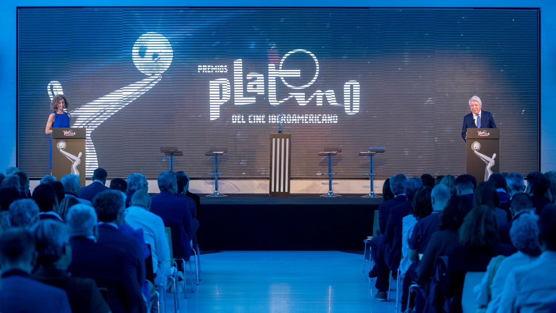 La periodista Yolanda Flores y el presidente del Atlético de Madrid, Enrique Cerezo, intervienen durante la presentación de la X edición de los Premios Platino del cine y del audiovisual Iberoamericano