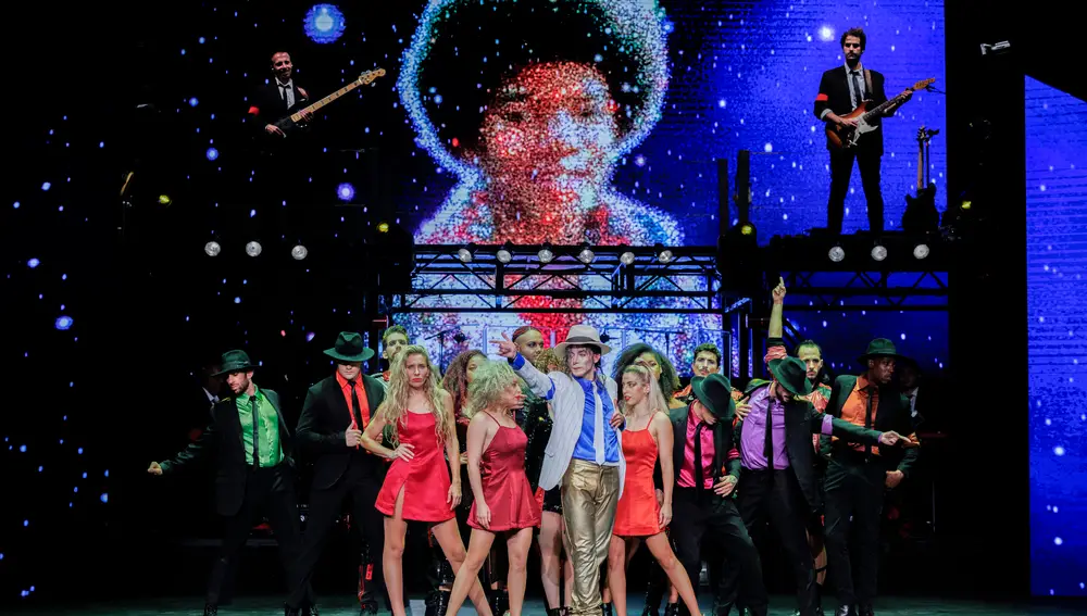 GRAF5592. MADRID (ESPAÑA), 30/09/2022.- El protagonista Álex Blanco (c) posa junto al resto del elenco durante el pase gráfico de 'Forever, Te Best Show About The King Of Pop' sobre el artista Michael Jackson (1958-2009), este viernes en el teatro de La Latina, en Madrid. EFE/ Sergio Pérez