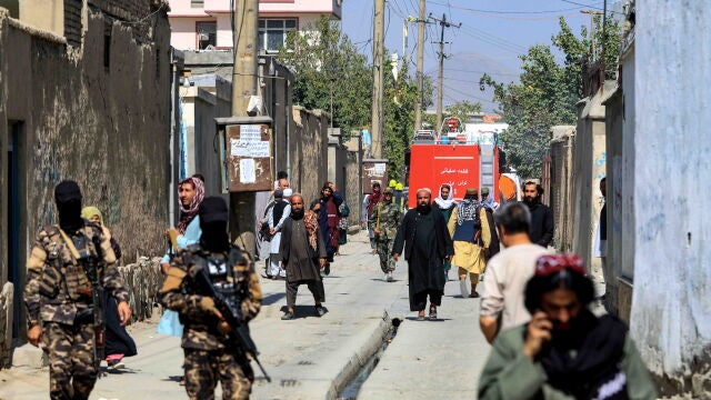 Los talibanes montan guardia en el lugar de la explosión de una bomba en Kabul
