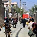 Los talibanes montan guardia en el lugar de la explosión de una bomba en Kabul