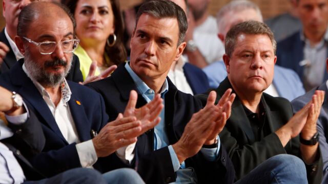 El presidente del Gobierno, Pedro Sánchez 23i), acompañado de varios presidentes autonómicos, incluyendo a Javier Lambán (i) y Emiliano García-Page