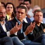 El presidente del Gobierno, Pedro Sánchez 23i), acompañado de varios presidentes autonómicos, incluyendo a Javier Lambán (i) y Emiliano García-Page