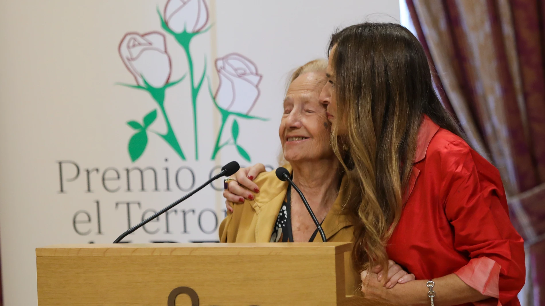 María José Barrio Azcutia recibe el premio de la Fundación Jiménez-Becerril