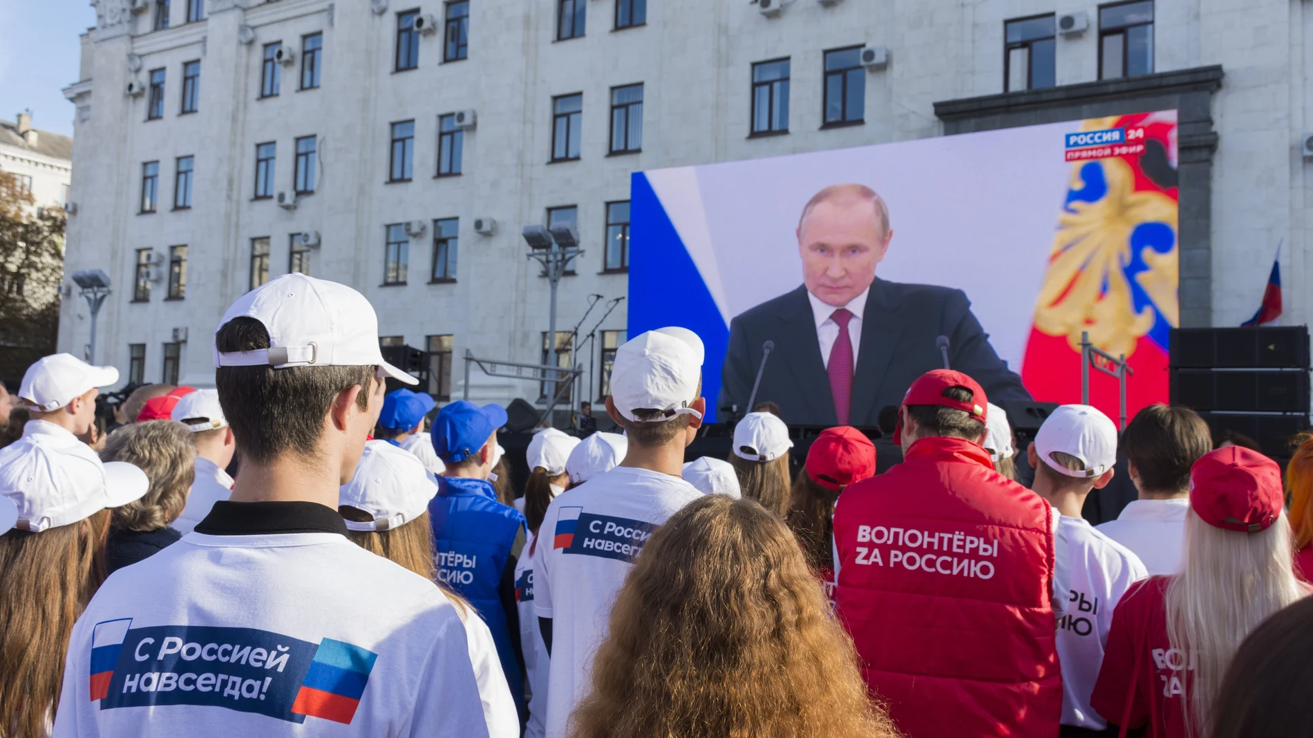 Un grupo de personas presencia el último discurso del presidente ruso Vladimir Putin