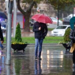 Varias personas se protegen del agua con paraguas el pasado viernes en Bilbao.