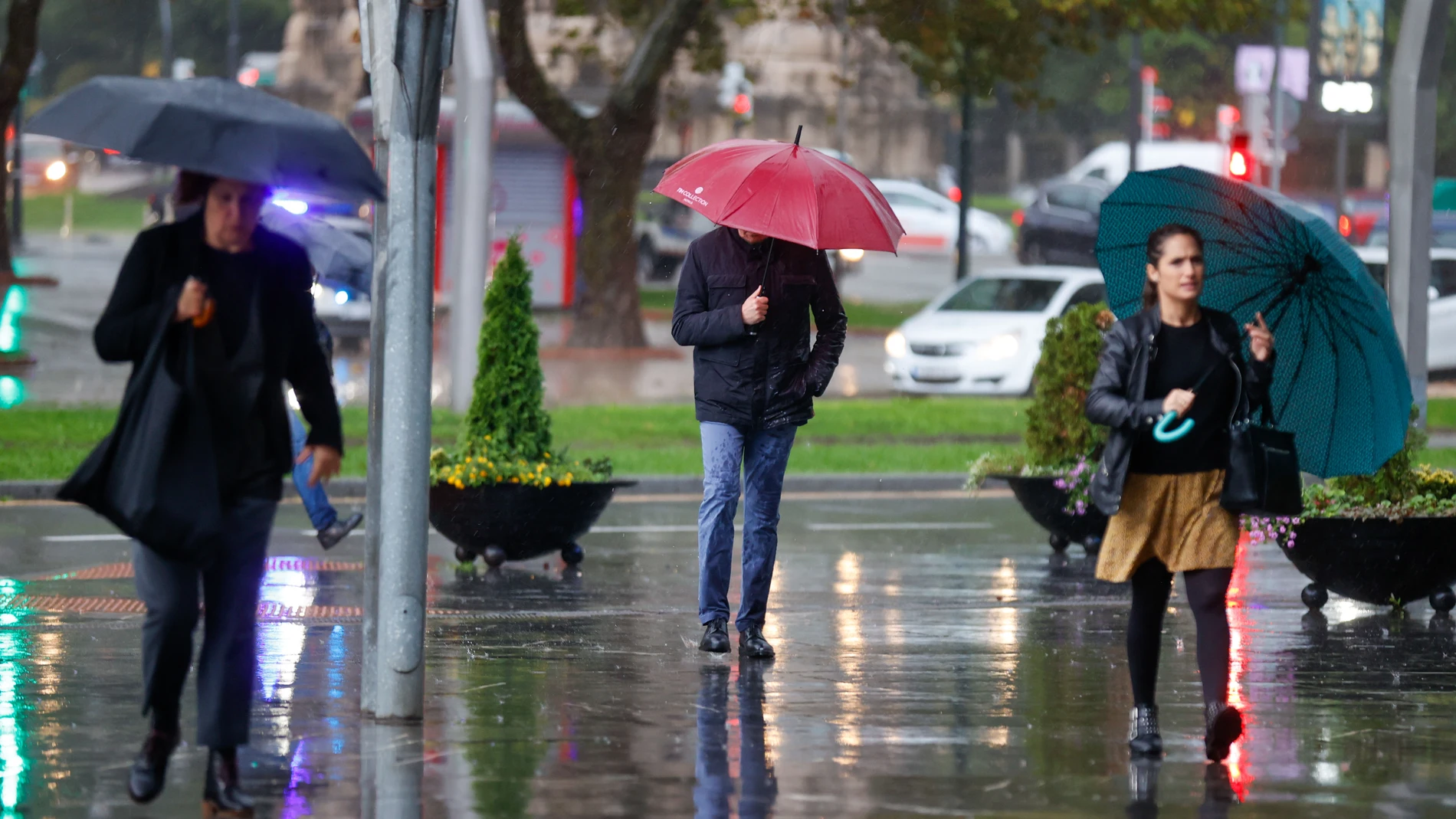 Varias personas se protegen del agua con paraguas el pasado viernes en Bilbao.