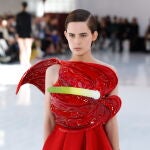 Una modelo presenta una creación de la colección Womenswear Ready-to-Wear Primavera/Verano 2023 de Loewe