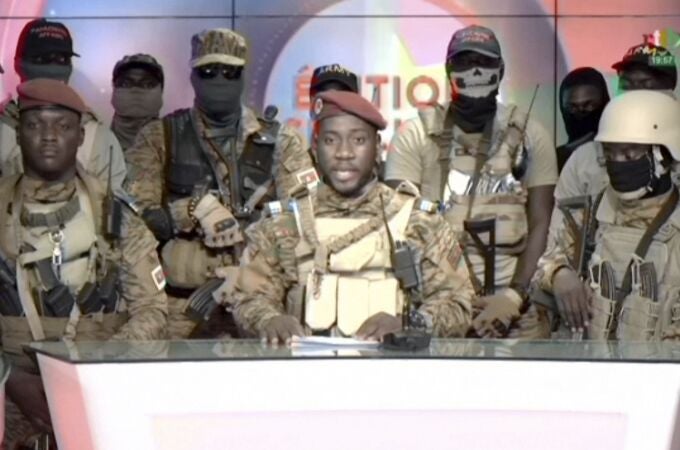 Ibrahim Traoré (con la boina roja a la izquierda) durante el discurso pronunciado en la televisión nacional en donde se anunció el éxito del golpe.