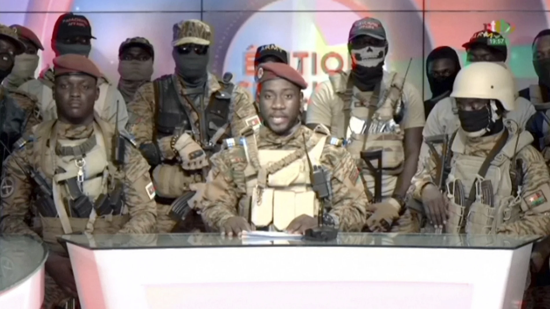 Ibrahim Traoré (con la boina roja a la izquierda) durante el discurso pronunciado en la televisión nacional en donde se anunció el éxito del golpe.