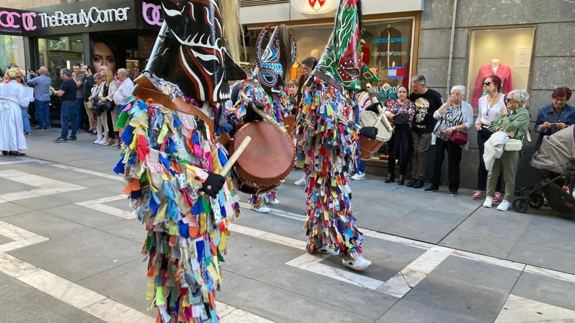 Más de una treintena de mascaradas desfilaron este sábado por Zamora
