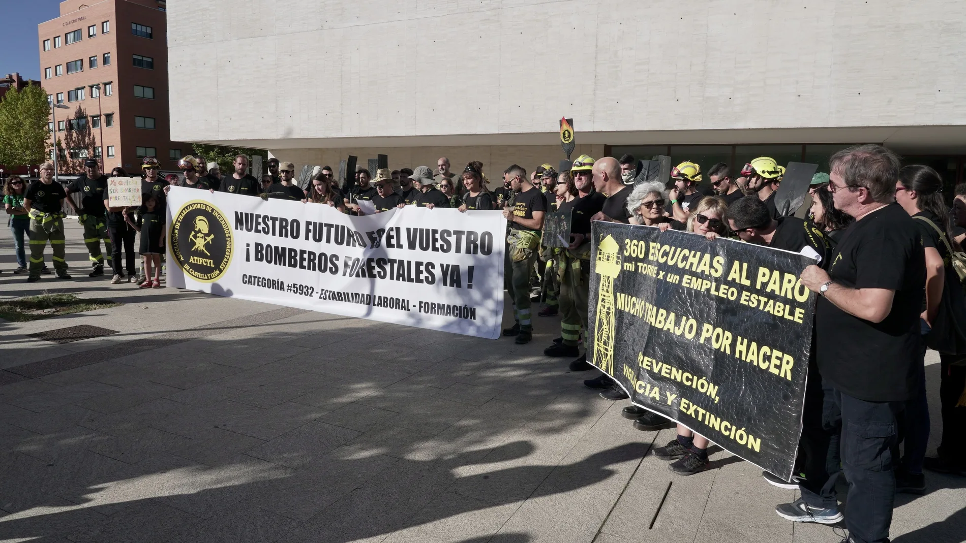 Manifestación de los trabajadores de incendios forestales de Castilla y León en las Cortes