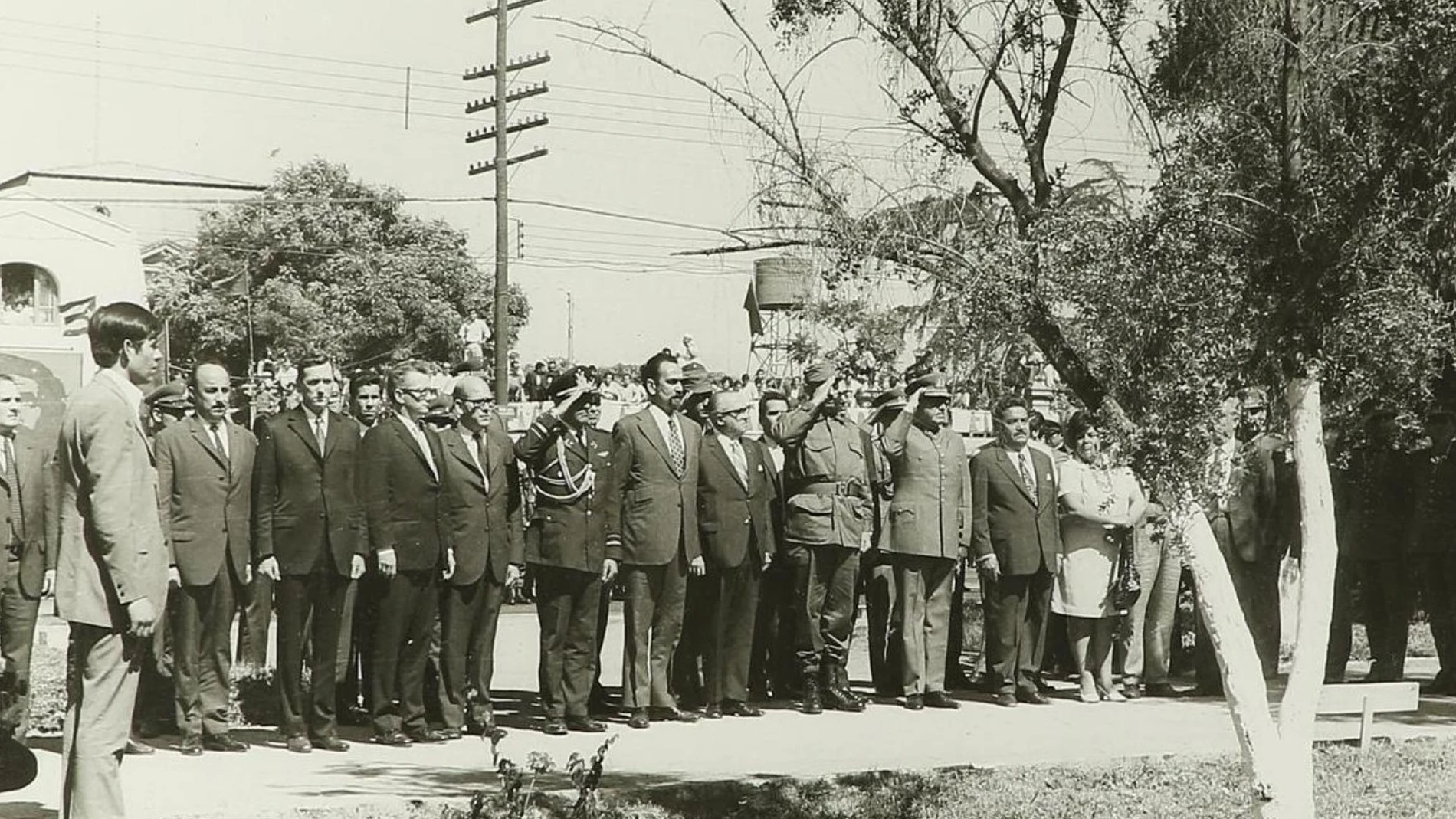 La imagen que sale ahora a subasta, con Fidel Castro y Augusto Pinochet, a la derecha, saludando militarmente