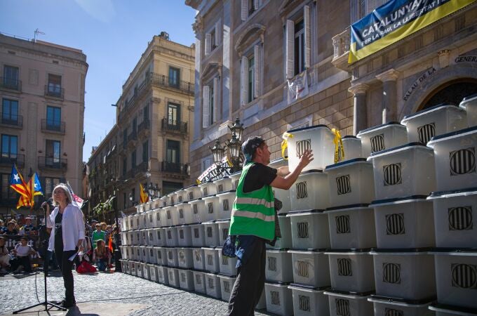 La presidenta de la Asamblea Nacional Catalana (ANC), Dolors Feliu, interviene delante de las urnas que han colocado en un acto simbólico de la ANC, en Plaza Sant Jaume