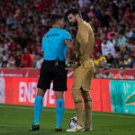 El árbitro Jesús Gil y el defensa del Barcelona Gerard Piqué , durante el partido ante el Real Mallorca