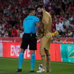 El árbitro Jesús Gil y el defensa del Barcelona Gerard Piqué , durante el partido ante el Real Mallorca