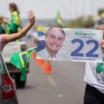 Simpatizantes del presidente de Brasil y candidato a reelección, Jair Bolsonaro, muestran su apoyo al gobernante en Brasilia