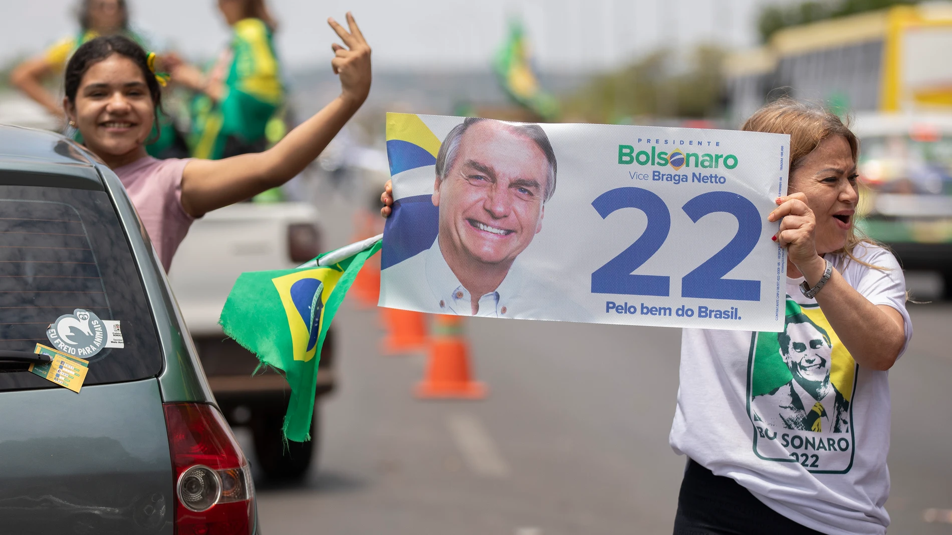 Simpatizantes del presidente de Brasil y candidato a reelección, Jair Bolsonaro, muestran su apoyo al gobernante en Brasilia
