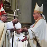El actual arzobispo de Granada Francisco Javier Martínez (i) felicita nuevo arzobispo coadjutor de Granada, José María Gil Tamayo. EFE/ Pepe Torres